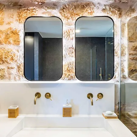 Vala Luxury B * Afiártisz